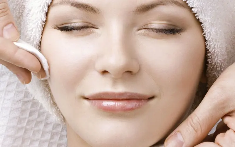 آموزش کامل پاکسازی پوست در منزل؛ ۷ مرحله تا پوست درخشان و شفاف