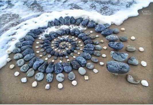 هنرنمایی با سنگهای ساحلی