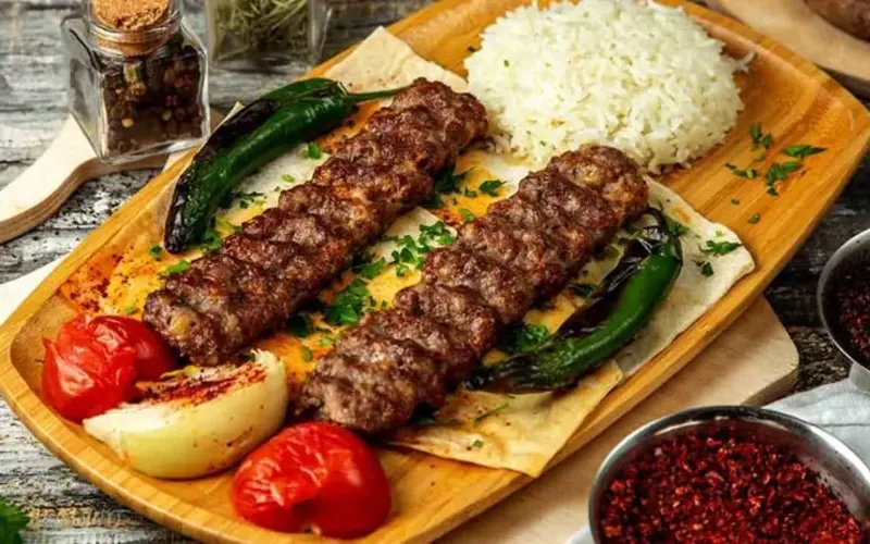 طرز تهیه کباب کوبیده مجلسی با گوشت گوسفندی و طعم اصیل ایرانی طرز تهیه کباب کوبیده مجلسی با گوشت گوسفندی و طعم اصیل ایرانی