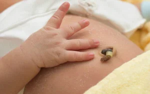 مراقبت از بند ناف نوزاد: راهنمای کامل والدین برای خشک کردن، افتادن و نکات بهداشتی