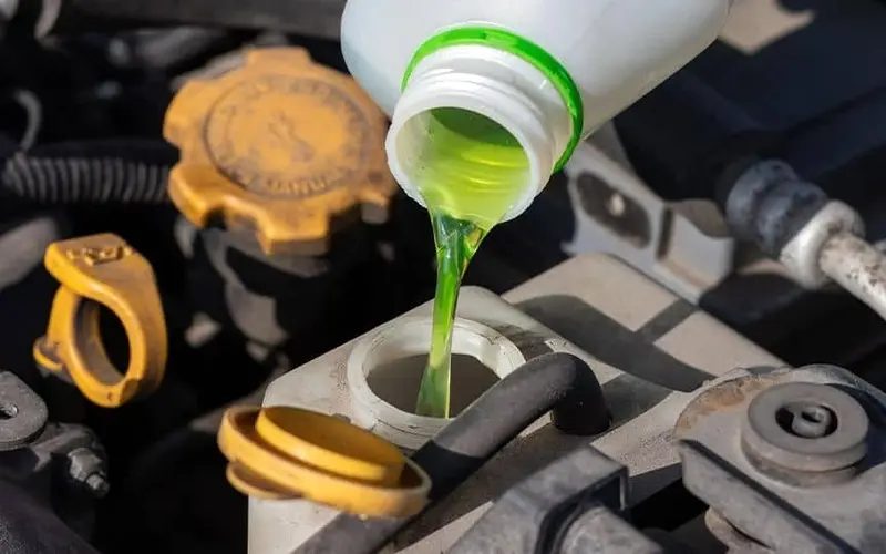 ضد یخ چیست و چرا برای خودروی شما ضروری است؟ راهنمای کامل انتخاب و استفاده