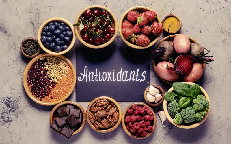 آنتیاکسیدانها: محافظان بدن شما (راهنمای کامل فواید، منابع غذایی و عملکرد) آنتیاکسیدانها: محافظان بدن شما (راهنمای کامل فواید، منابع غذایی و عملکرد)