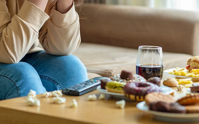 چگونه پرخوری را کنترل کنیم؟ راهکارهای عملی برای غلبه بر پرخوری چگونه پرخوری را کنترل کنیم؟ راهکارهای عملی برای غلبه بر پرخوری