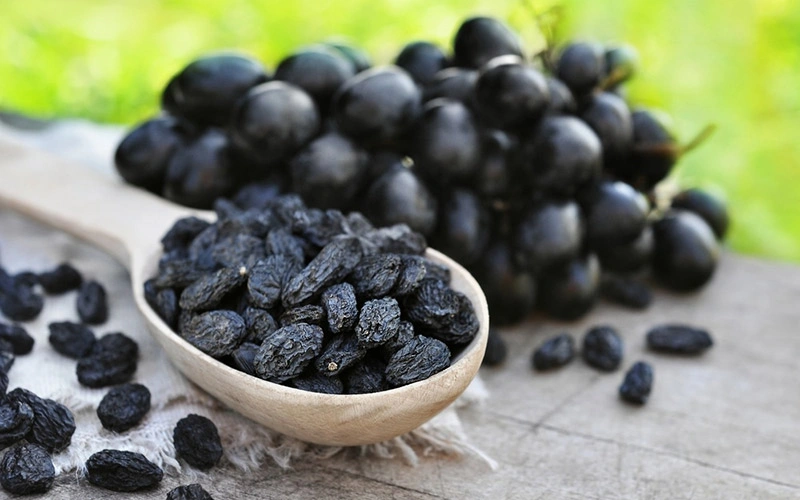 ۱۵ خاصیت شگفت‌انگیز مویز: راهنمای کامل مصرف، کالری و فواید در طب سنتی