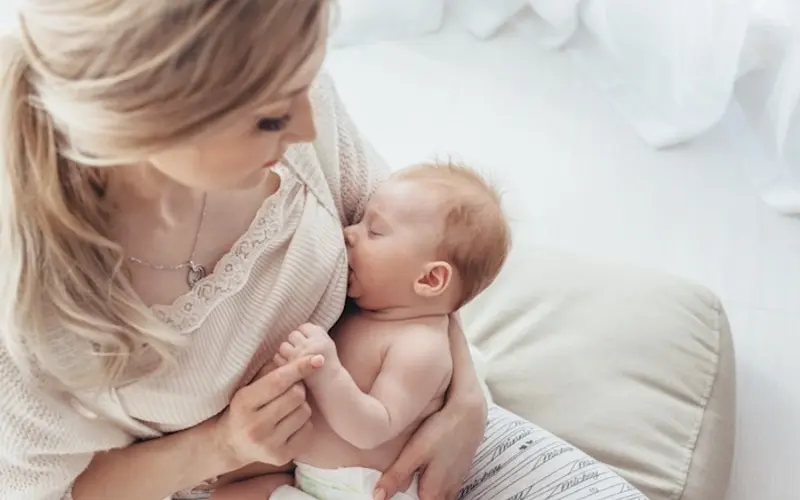 شیردهی ترکیبی: نکات کلیدی شروع شیردهی مصنوعی در کنار شیر مادر