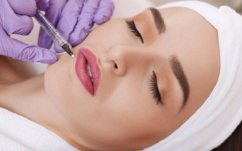 راهنمای کامل تزریق فیلر؛ کاربردها، مزایا و هر آنچه باید قبل از انجام بدانید