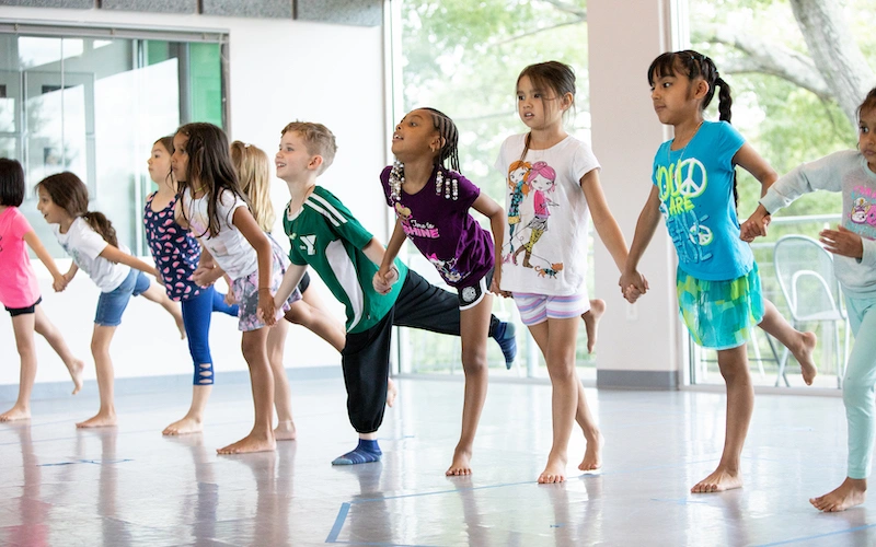 همه چیز درباره روانشناسی کودک ۶ ساله؛ از لجبازی تا استقلال