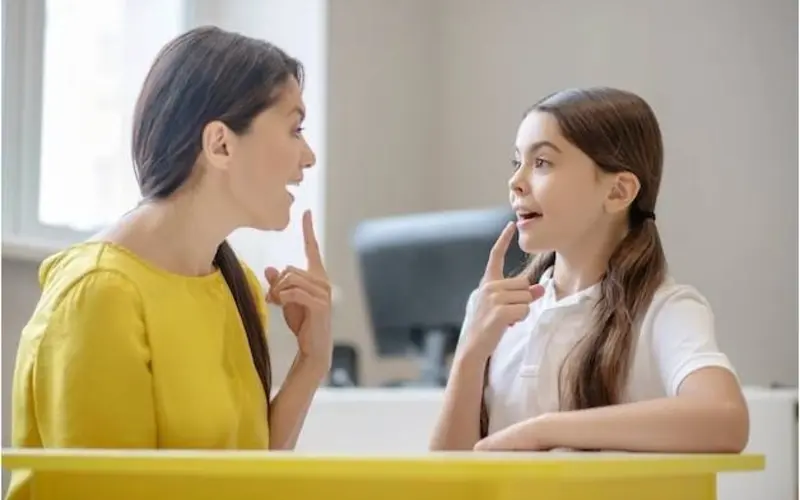 لکنت زبان چیست؟ علائم، دلایل و جدیدترین روش‌های درمان