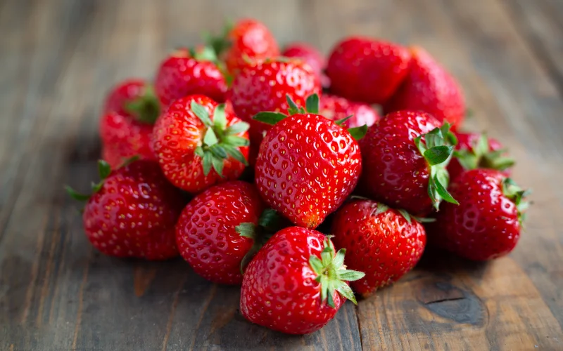 ۱۲ خاصیت شگفت‌انگیز توت فرنگی برای سلامتی پوست، قلب و کاهش وزن