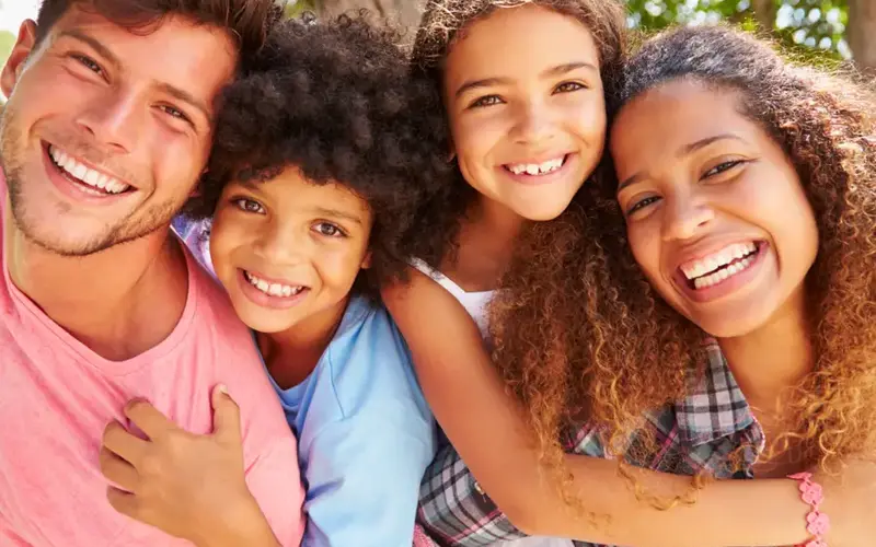 چگونه فرزندی خوش‌اخلاق تربیت کنیم؟ (۷ راهکار طلایی و عملی)