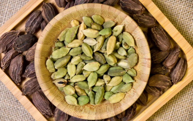 خواص هل سبز و سیاه؛ راهنمای جامع خرید، کاربرد در آشپزی و درمان بیماری‌ها