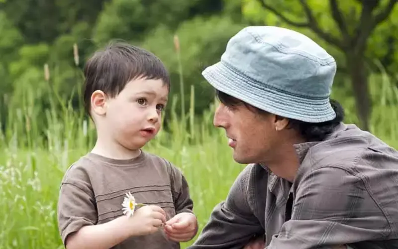 راهنمای کامل حرف زدن کودک: از اولین کلمات تا رفع تاخیر گفتار و راهکارهای درمانی