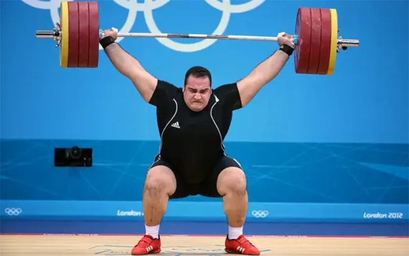 آموزش وزنه برداری: راهنمای گام به گام برای شروع و افزایش قدرت عضلانی