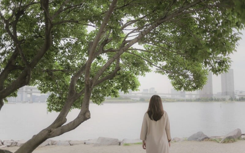 چگونه با تنهایی کنار بیاییم؟ ۱۰ راهکار علمی برای تبدیل تنهایی به فرصت