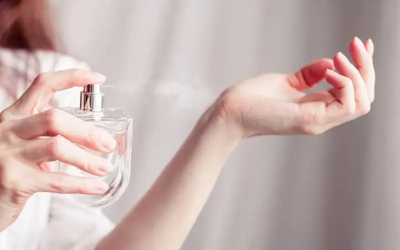 رازهای ماندگاری بوی عطر؛ چگونه تا ۲۴ ساعت خوشبو بمانیم؟