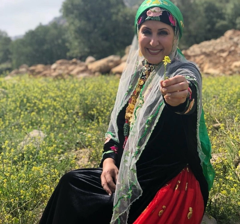عکس فاطمه گودرزی با لباس محلی