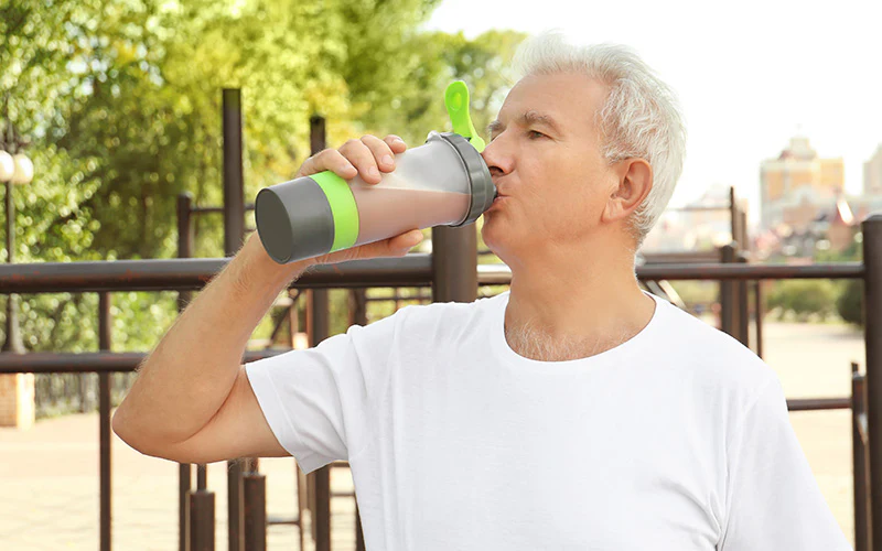 رابطه معجزه‌آسای نوشیدن آب و لاغری؛ آیا آب واقعاً چربی‌سوز است؟