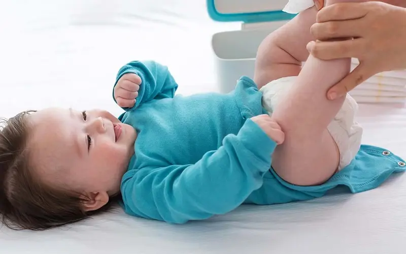 همه چیز درباره ادرار نوزاد؛ تعداد دفعات، رنگ و بوی نرمال که باید بدانید