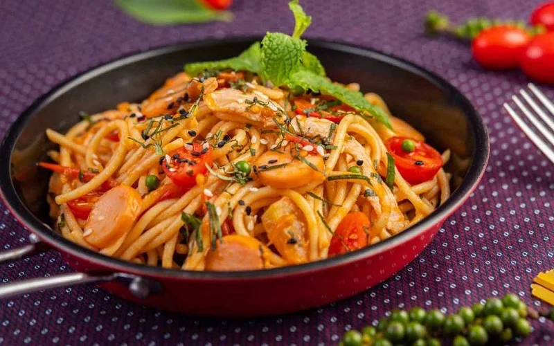 طرز تهیه اسپاگتی ایتالیایی اصیل در ۲۰ دقیقه (مرحله به مرحله)