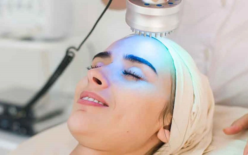 نور درمانی چیست؟ فواید، عوارض و کاربردهای شگفت‌انگیز لایت تراپی